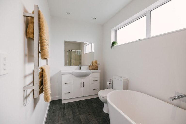 Photo of property in 10 Monaco Grove, Fitzherbert, Palmerston North, 4410