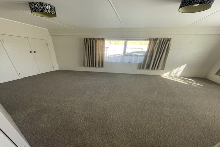 Photo of property in 2/100 Titirangi Road, New Lynn, Auckland, 0600