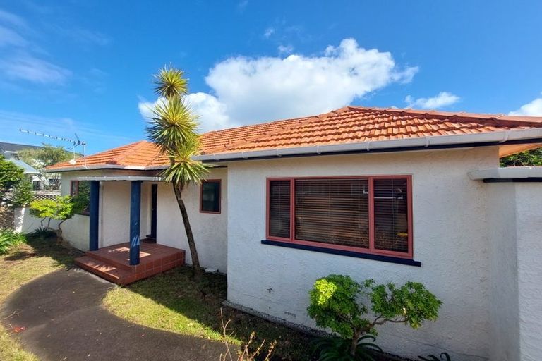 Photo of property in 32 Birdwood Avenue, Moturoa, New Plymouth, 4310
