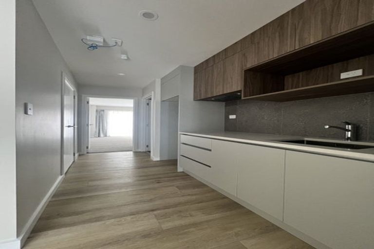 Photo of property in 8 Hooten Place, Oteha, Auckland, 0632