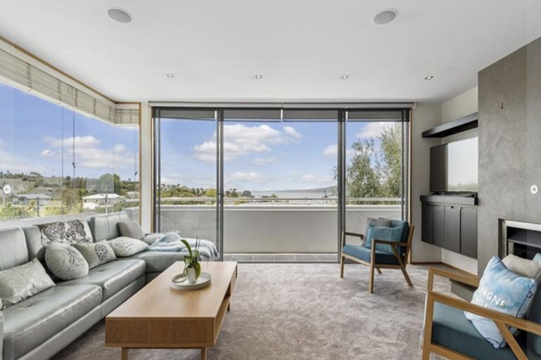 Photo of property in 2/55 Parr Terrace, Castor Bay, Auckland, 0620