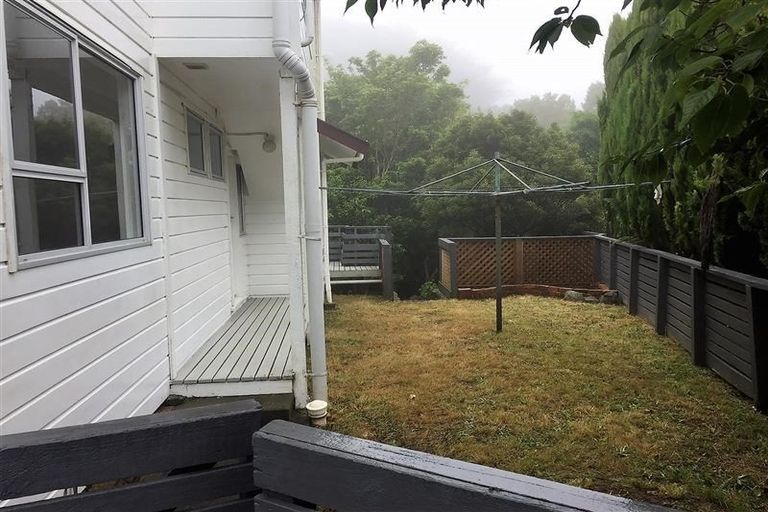 Photo of property in 13a Kingsbridge Place, Newlands, Wellington, 6037