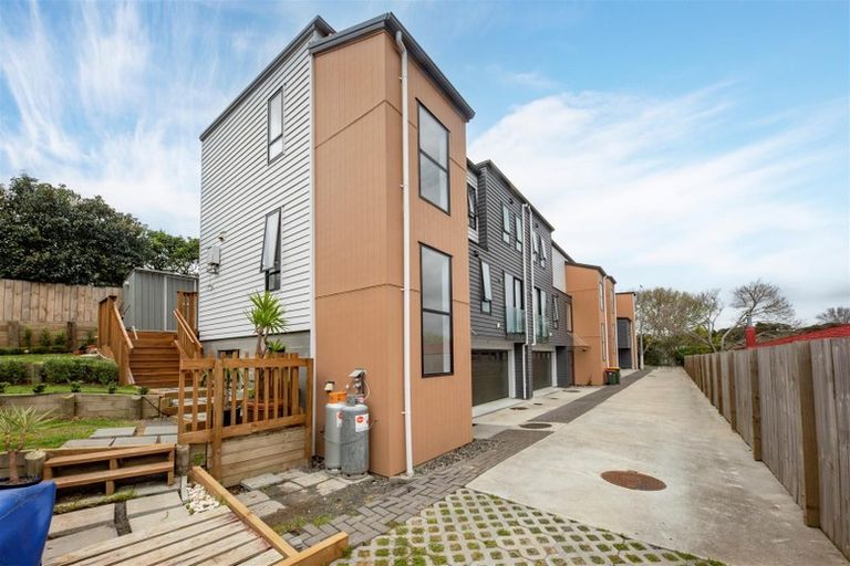 Photo of property in 28d Edmonton Road, Henderson, Auckland, 0612