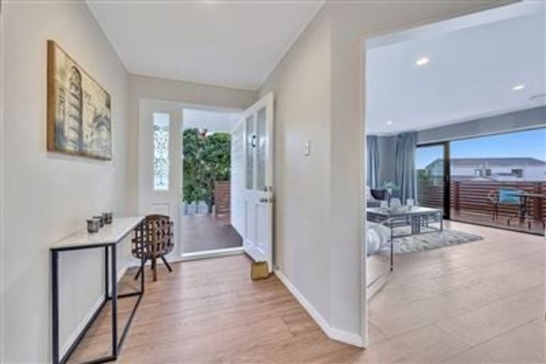 Photo of property in 11 Raphael Place, West Harbour, Auckland, 0618