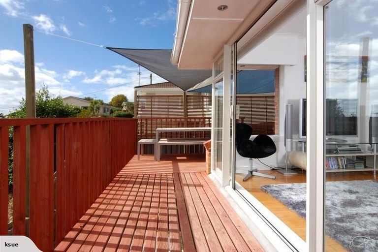Photo of property in 1/74 Pupuke Road, Hillcrest, Auckland, 0627