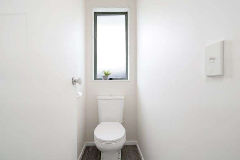 Photo of property in 28 Heversham Place, Glendene, Auckland, 0602