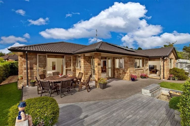 Photo of property in 35 Sapperton Drive, Henderson, Auckland, 0612