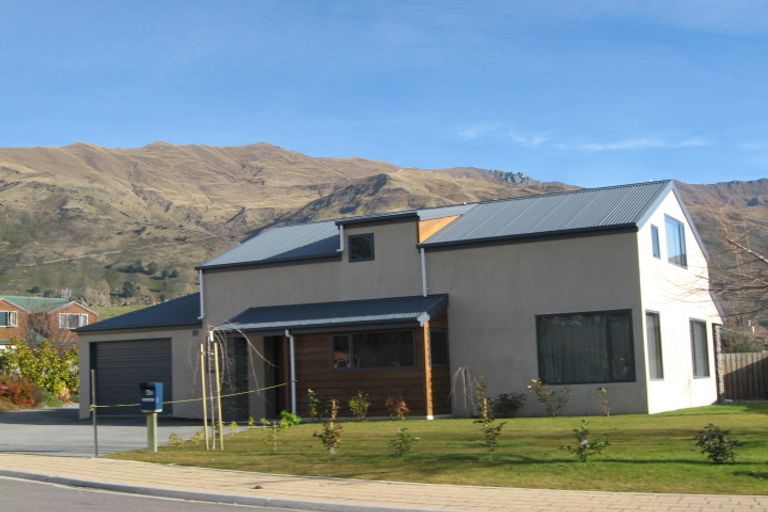 Photo of property in 4a Oakwood Place, Wanaka, 9305