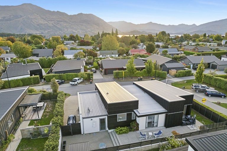 Photo of property in 8 Kapuka Lane, Wanaka, 9305