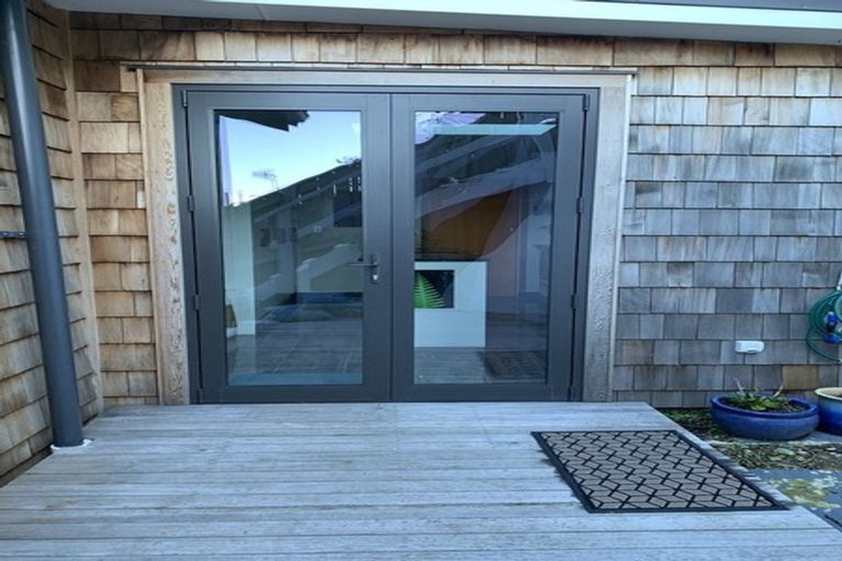 Photo of property in 274 Queens Drive, Lyall Bay, Wellington, 6022