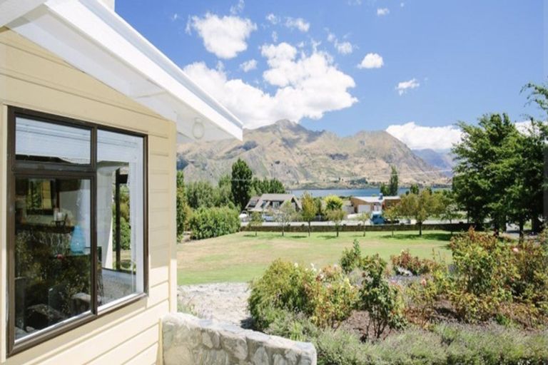 Photo of property in 261 Beacon Point Road, Wanaka, 9305