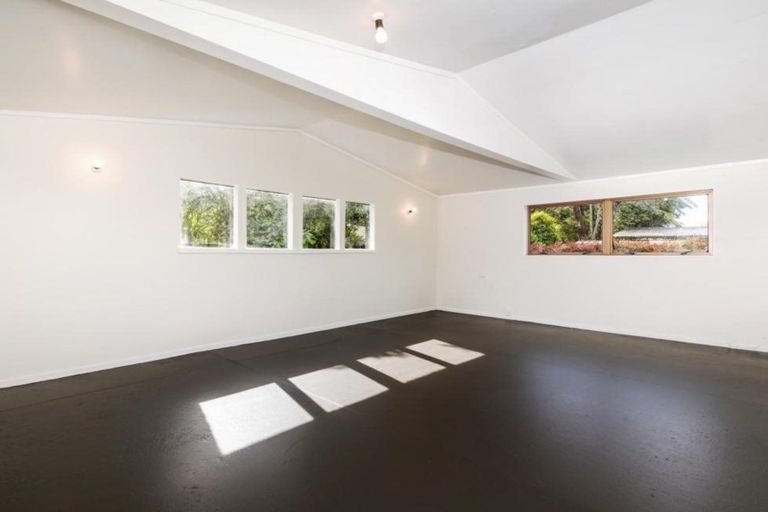 Photo of property in 6 Gill Avenue, Te Atatu Peninsula, Auckland, 0610