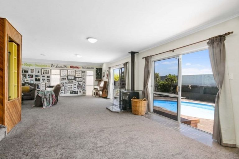 Photo of property in 40 Challen Close, Conifer Grove, Takanini, 2112