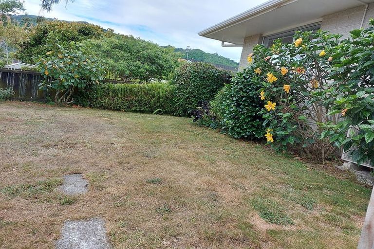 Photo of property in 18 Rewarewa Crescent, Waikanae, 5036