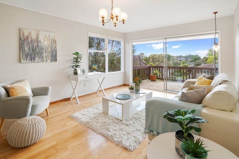 Photo of property in 24 Manhattan Heights, Glendene, Auckland, 0602