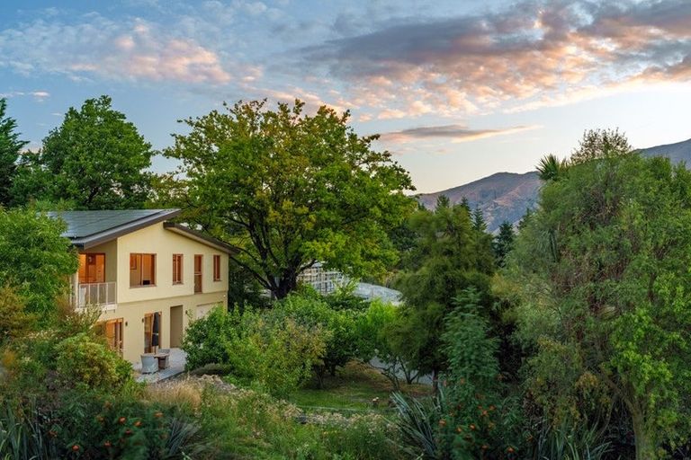 Photo of property in 337 Beacon Point Road, Wanaka, 9305