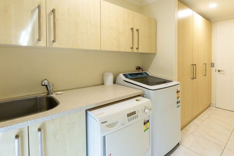 Photo of property in 40 Saint Andrews Square, Strowan, Christchurch, 8052