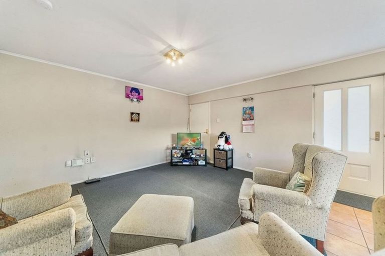 Photo of property in 15 Lane Crescent, Tawa, Wellington, 5028