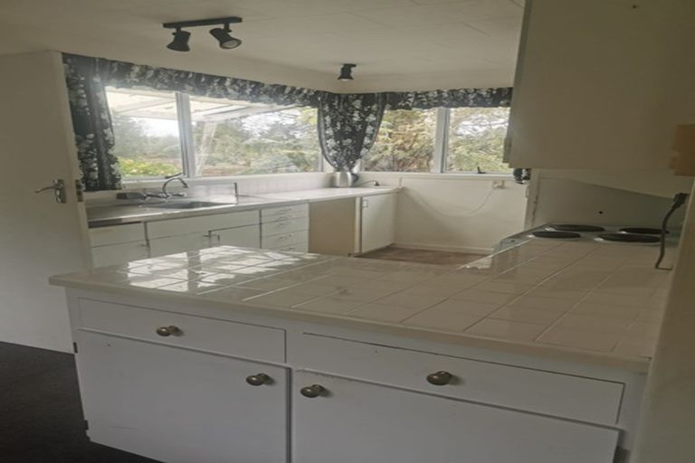 Photo of property in 244 Boord Crescent, Kumeu, 0891