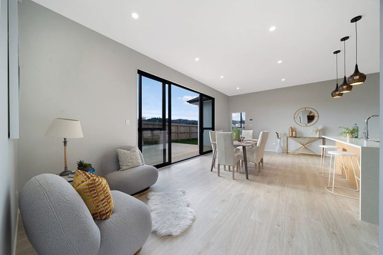 Photo of property in 41 Mcindoe Road, Kumeu, 0810