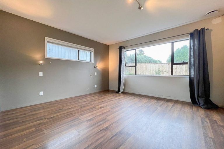 Photo of property in 4 Landsberg Way, Windsor Park, Auckland, 0632