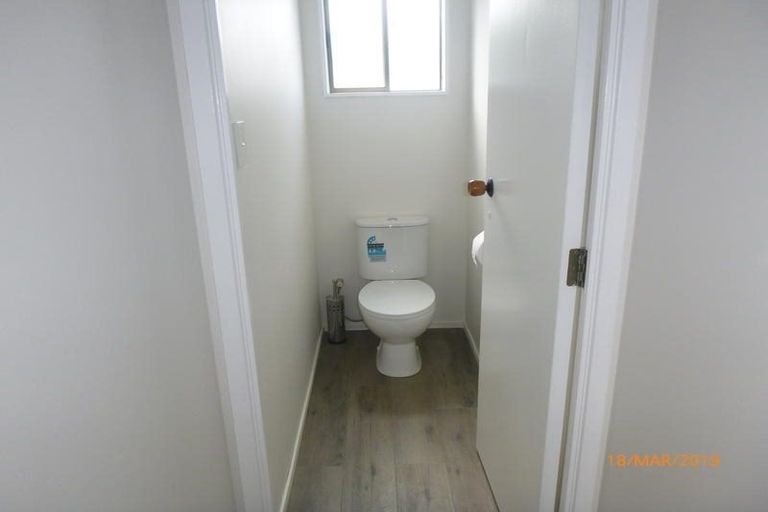 Photo of property in 8 St Catherine Crescent, West Harbour, Auckland, 0618