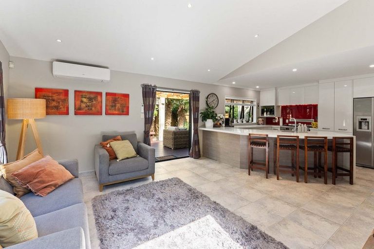 Photo of property in 5 Quadrant Heights, Paraparaumu, 5032