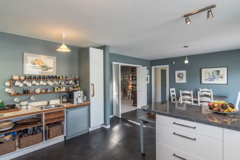 Photo of property in 52 Rewarewa Crescent, Waikanae, 5036