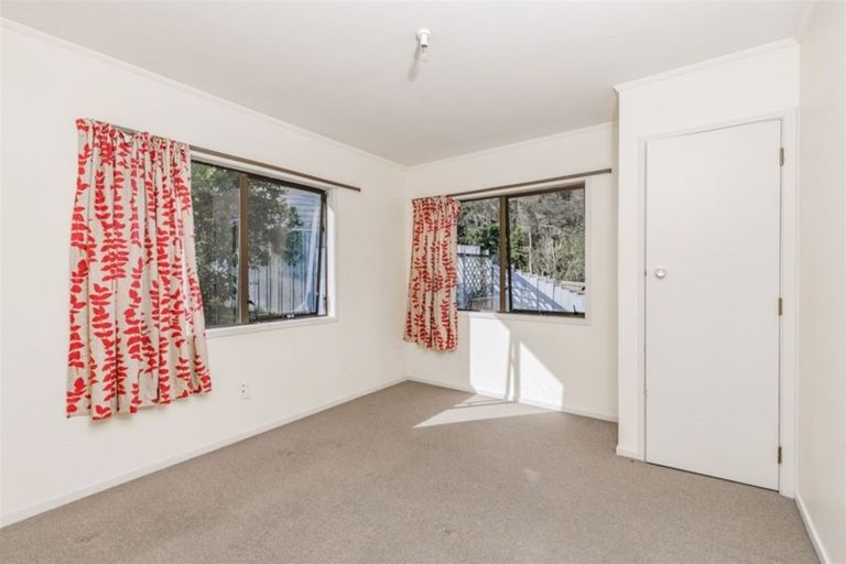 Photo of property in 66 Easton Park Parade, Glenfield, Auckland, 0629
