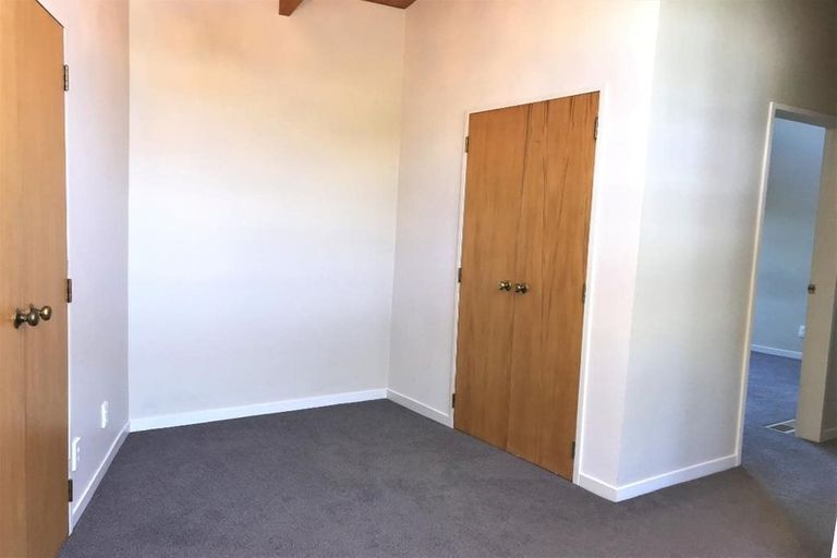 Photo of property in 16 Ridge Lane, New Plymouth, 4310