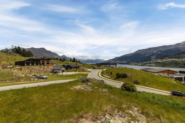 Photo of property in 1 Elk Place, Kelvin Heights, Queenstown, 9300
