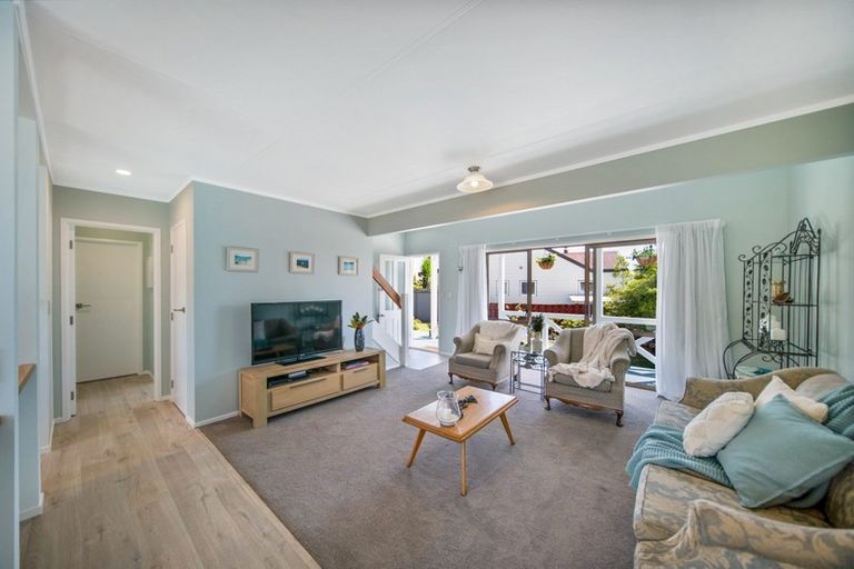 Photo of property in 2/11 Cairngorm Place, Highland Park, Auckland, 2010