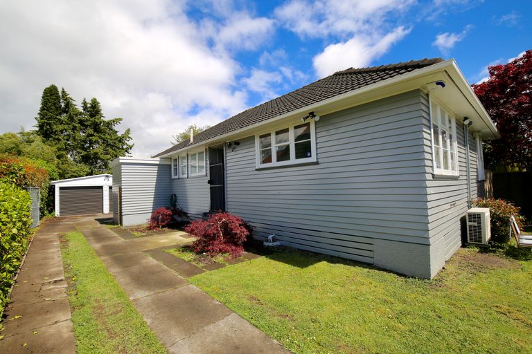 Photo of property in 17 Paul Crescent, Fairfield, Hamilton, 3214