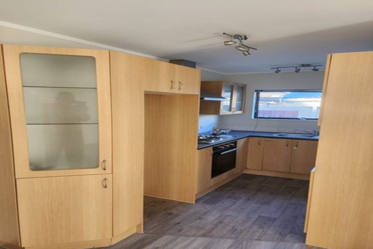 Photo of property in 12 Buckingham Crescent, Manukau, Auckland, 2025