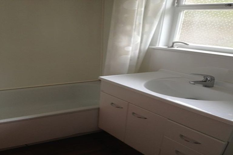 Photo of property in 1/37 Parr Terrace, Castor Bay, Auckland, 0620