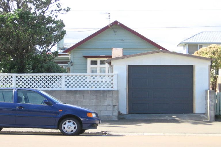Photo of property in 203 Onepu Road, Lyall Bay, Wellington, 6022