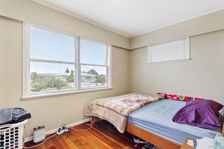 Photo of property in 12 School Road, Te Atatu South, Auckland, 0610