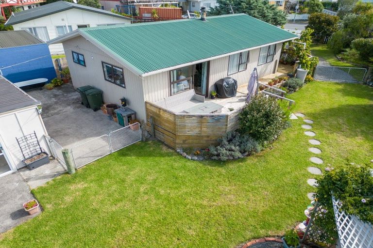 Photo of property in 15 Colenso Place, Otaki Beach, Otaki, 5512