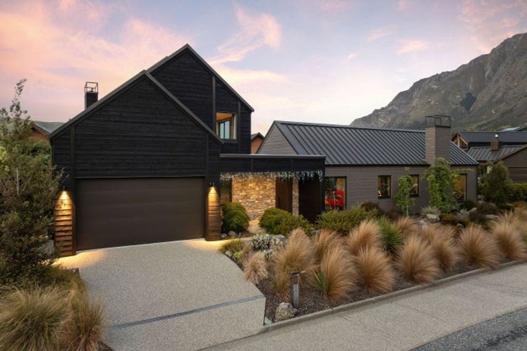 Photo of property in 8 Pendeen Crescent, Jacks Point, Queenstown, 9371