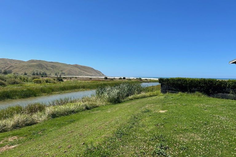 Photo of property in 21 Shoal Beach Road, Aramoana, Omakere, 4271