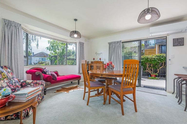 Photo of property in 18 Winston Avenue, Hokowhitu, Palmerston North, 4410