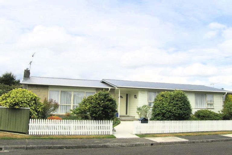 Photo of property in 1 Parera Grove, Heretaunga, Upper Hutt, 5018