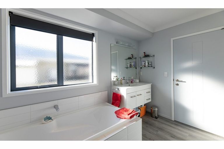 Photo of property in 76 Avondale Road, Avondale, Christchurch, 8061