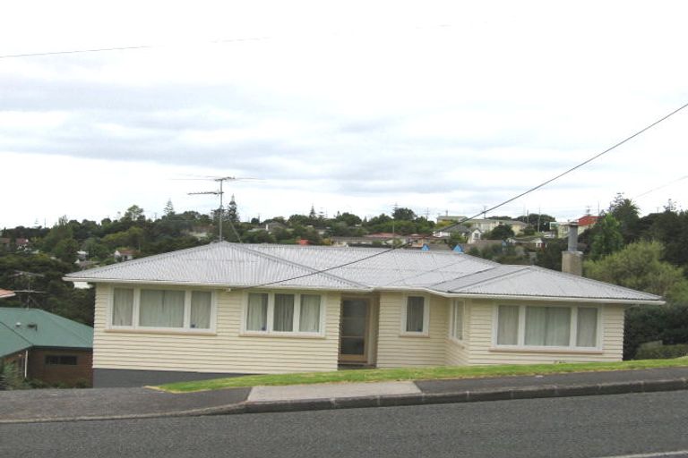Photo of property in 1/23 Stanley Road, Glenfield, Auckland, 0629
