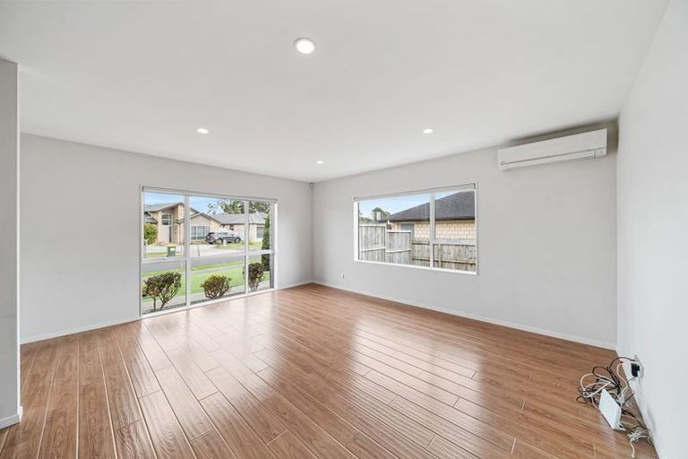 Photo of property in 24 Kilmacrennan Drive, Rosehill, Papakura, 2113