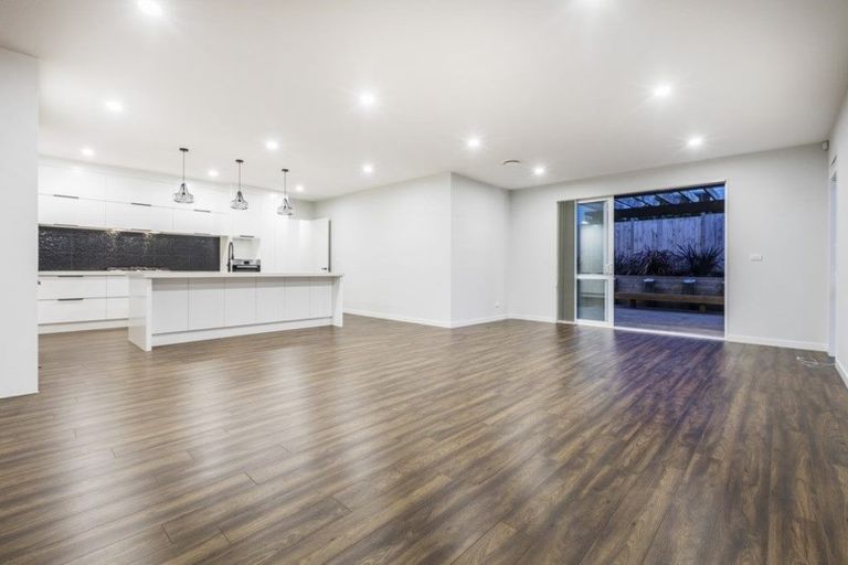 Photo of property in 8 Taraire Place, Orewa, 0931