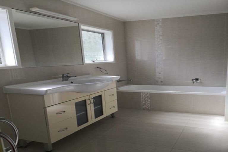 Photo of property in 2/527 Beach Road, Murrays Bay, Auckland, 0630