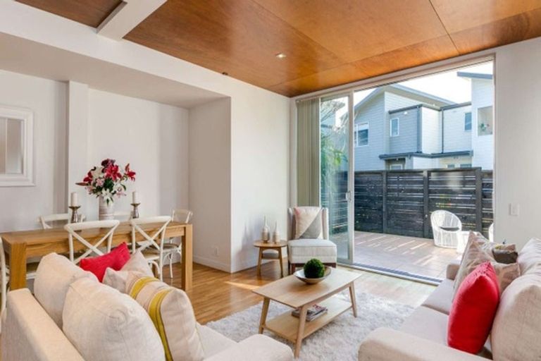 Photo of property in 2/3 Severn Street, Island Bay, Wellington, 6023