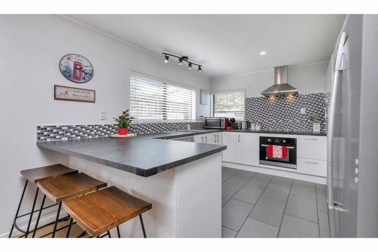 Photo of property in 1/38 Sailfish Drive, West Harbour, Auckland, 0618