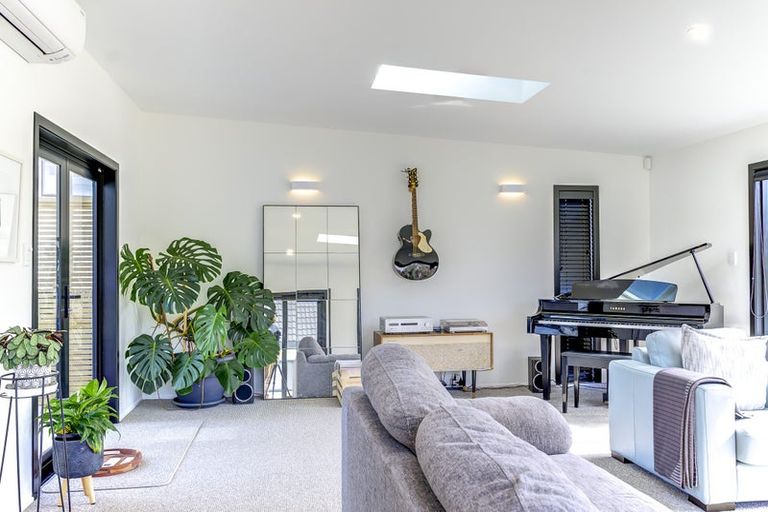 Photo of property in 77 Gilbass Avenue, Hamilton Lake, Hamilton, 3204